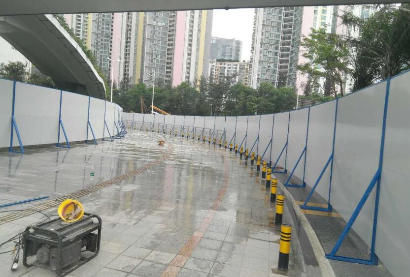 深圳圍擋占用綠化：新建樓盤圍擋“圈”走隔壁小區(qū)綠化帶